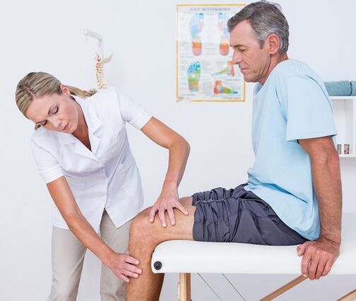 The doctor performs visual examination and palpation of the patient with knee pain